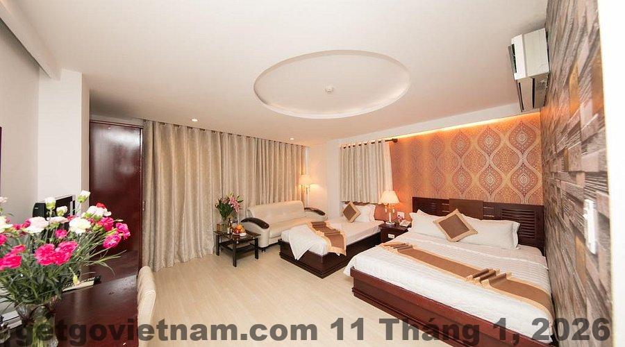 Phòng ngủ tại Rose Hotel Hà Nam với giường lớn, nội thất đơn giản, phong cách phổ thông
