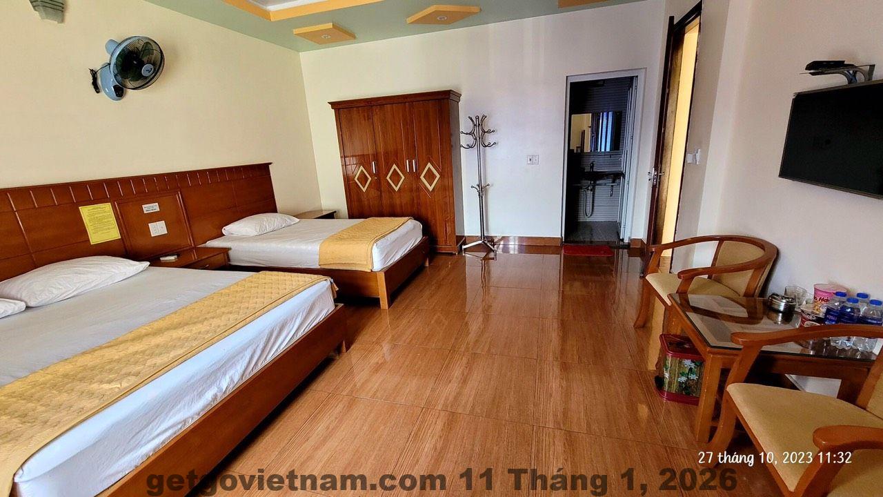 Phòng ngủ Thanh Tâm Hotel Tiên Yên với giường lớn, nội thất đơn giản và ánh sáng tự nhiên