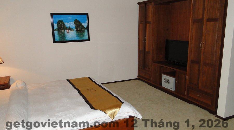 Phòng nghỉ tiêu chuẩn tại Thiên Hải Hotel với nội thất gỗ truyền thống