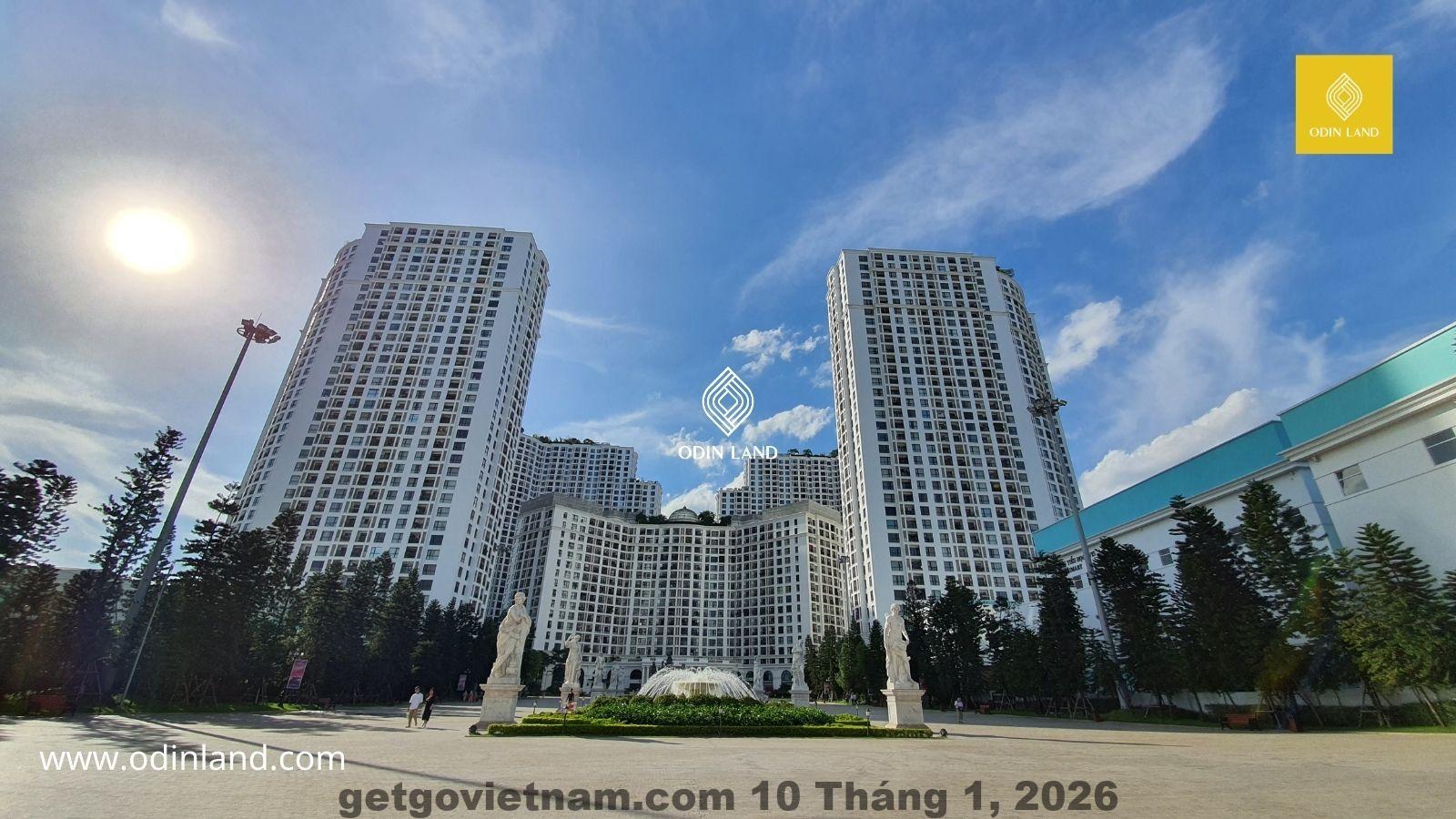 Hình ảnh nhân viên lễ tân thân thiện nhưng đôi khi phản hồi chậm