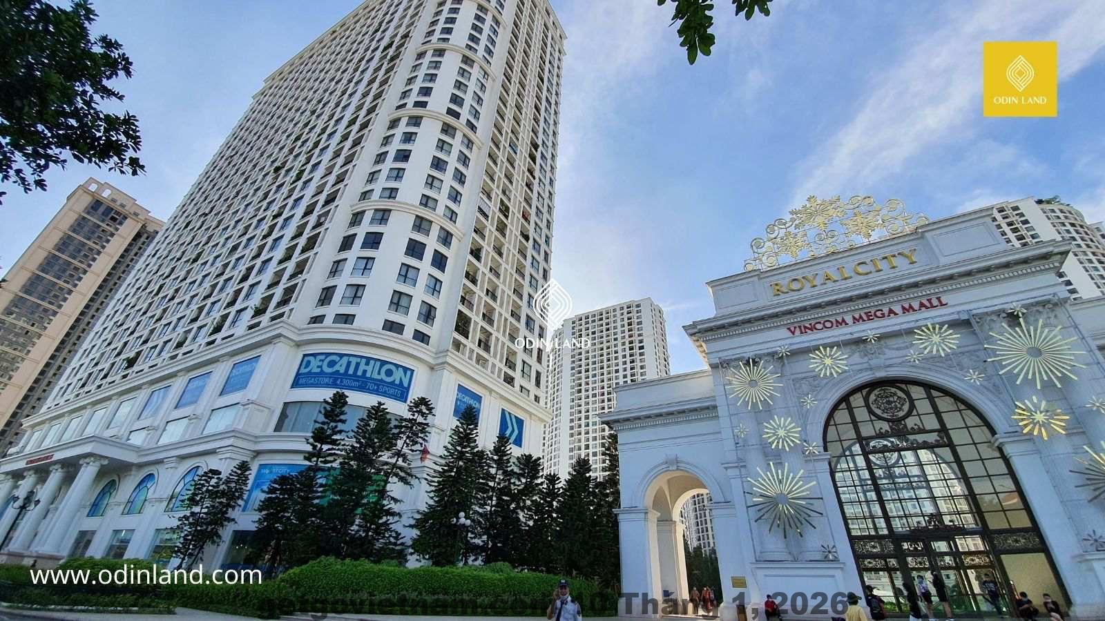 Khu đô thị Royal City là một trong những khu vực phát triển hiện đại của Hà Nội, có nhiều tiện ích xung quanh nhưng đôi khi khá đông đúc