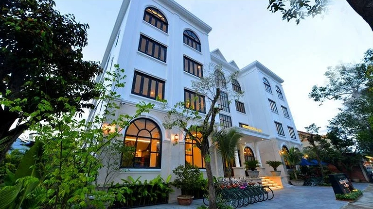 Phòng ngủ tại Venus Hotel 2 với nội thất đơn giản và ánh sáng tự nhiên