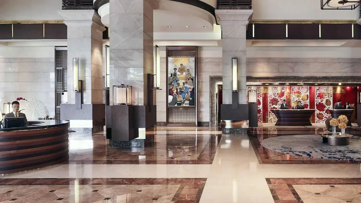 Khu vực lễ tân Khách Sạn Pacific Hà Nội với phong cách truyền thống