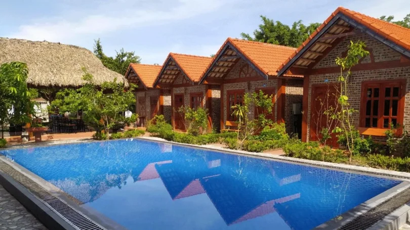 Đường Tam Cốc trước Nam Hoa Hotel, khu vực tập trung nhà hàng và bến thuyền Tam Cốc