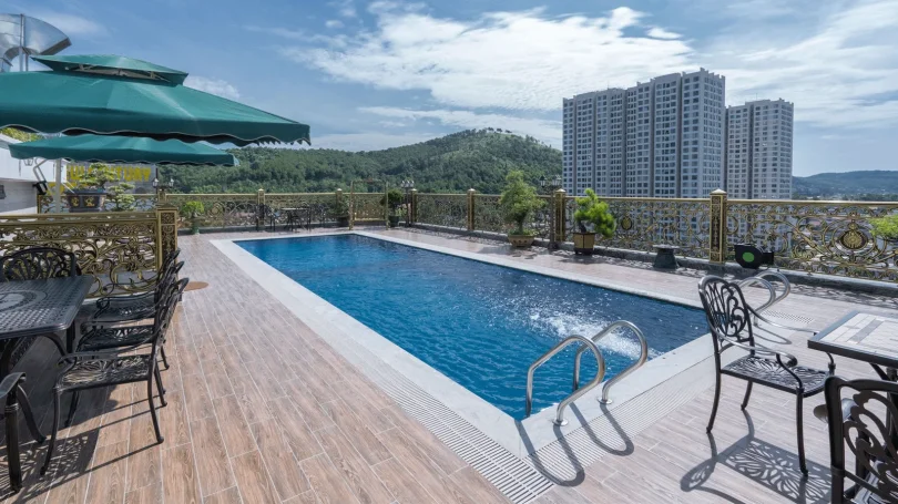 Nhân viên Ocean Dragon Hotel hỗ trợ khách tại quầy lễ tân