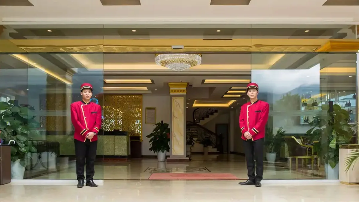Khu vực lễ tân Sapa Praha Hotel với phong cách phục vụ thân thiện
