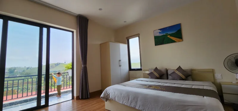 Phòng nghỉ tại Đồi Chè Hotel’s với nội thất đơn giản, ánh sáng tự nhiên và không gian thoáng
