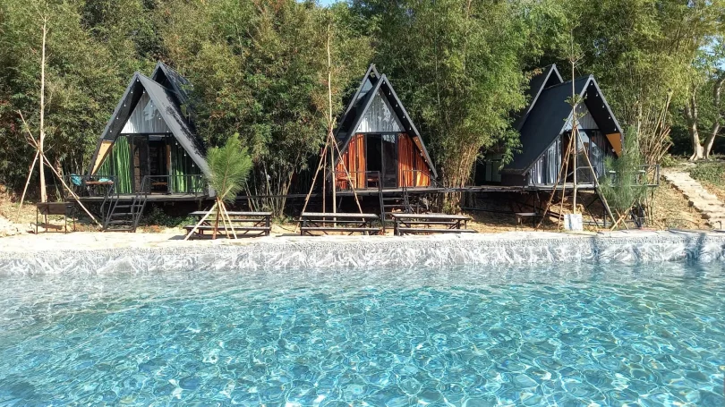 Không gian phòng khách Pond Villa Nhà Ao với view hồ thoáng rộng