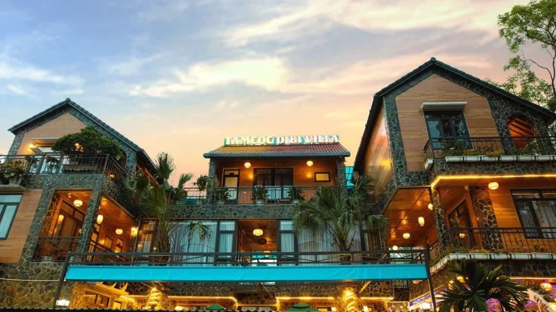 Nhân viên Chez Loan Hotel thân thiện hỗ trợ khách nhiệt tình