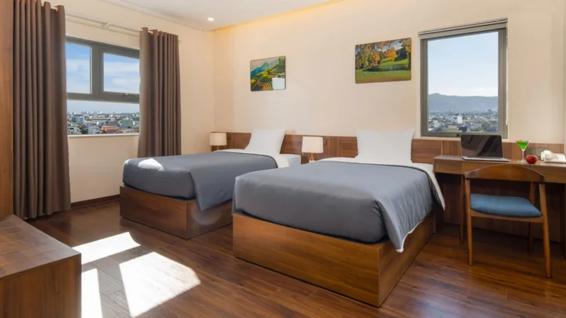 Phòng ngủ rộng rãi với nội thất hiện đại, thoáng mát.