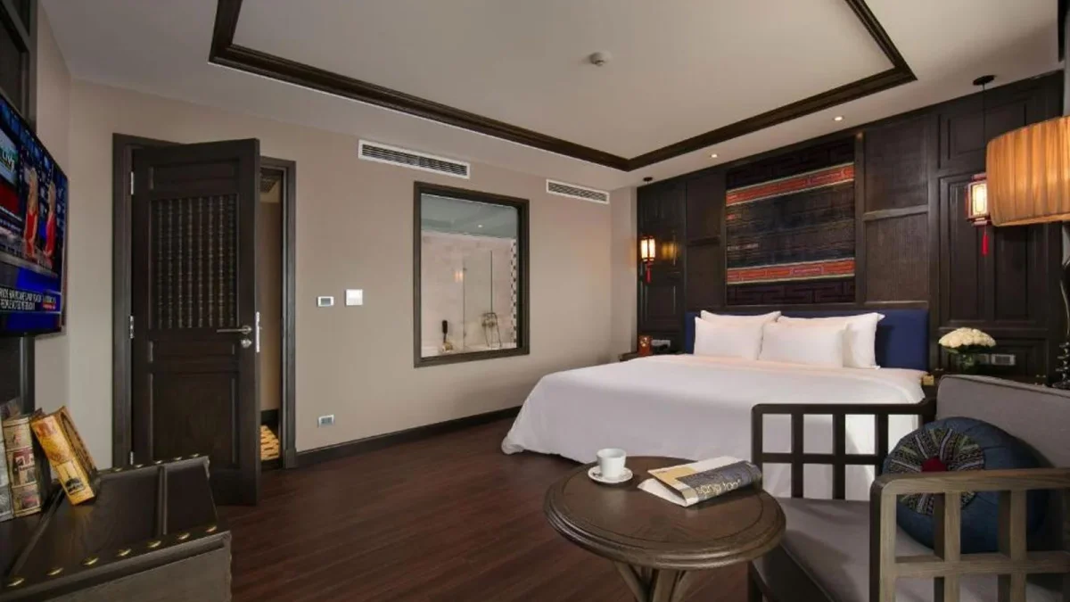 Không gian phòng ngủ Lotus Aroma Hotel sạch sẽ và thoáng