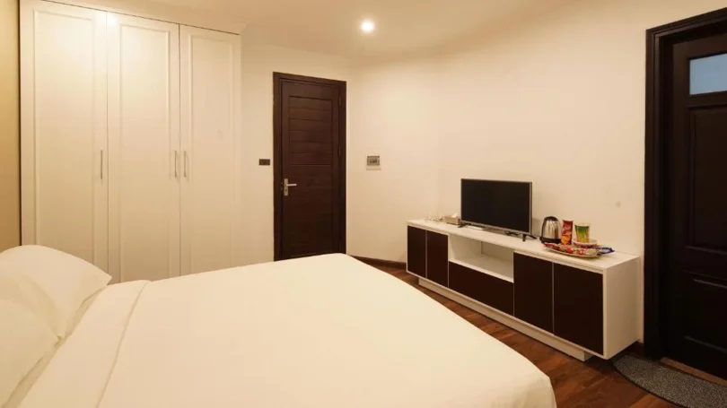 Phòng nghỉ tại Hovi Hoàng Cầu 3 với nội thất cơ bản, giường đôi và ánh sáng tự nhiên
