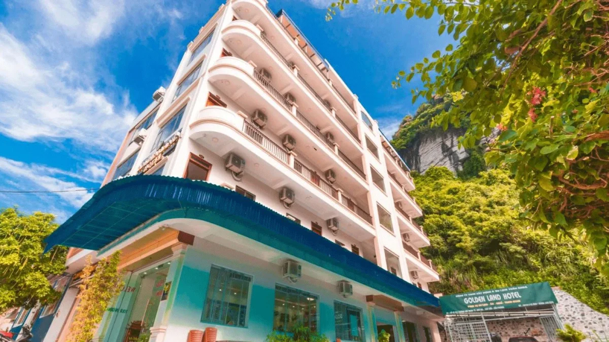 Mặt tiền khách sạn Golden Land Hotel Cát Bà nằm trên đường Núi Ngọc, quy mô vừa, kiến trúc đơn giản