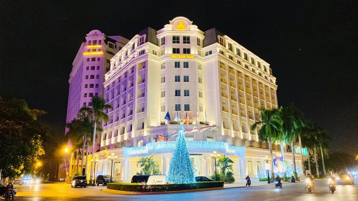 Phòng nghỉ rộng rãi với nội thất đơn giản nhưng đầy đủ tiện nghi tại Pearl River Hotel.