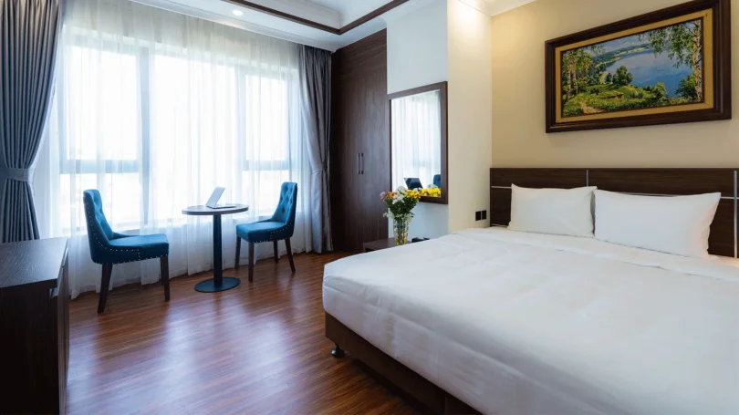 Không gian phòng ngủ tại Minh Duc Hotel Hạ Long với nội thất cơ bản và ánh sáng tự nhiên
