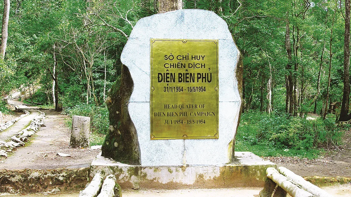 Khu vực xung quanh khách sạn Mường Phăng Hotel với nhiều nhà dân và quán ăn địa phương