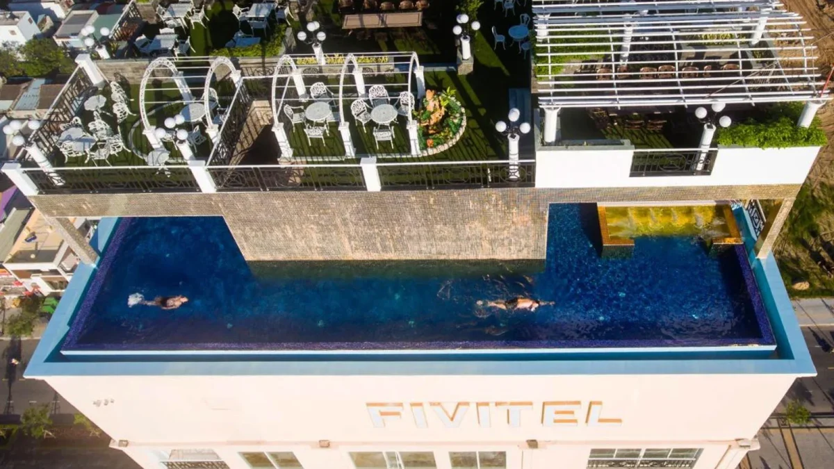 Phòng Deluxe Fivitel Danang Hotel với diện tích rộng và nội thất gỗ