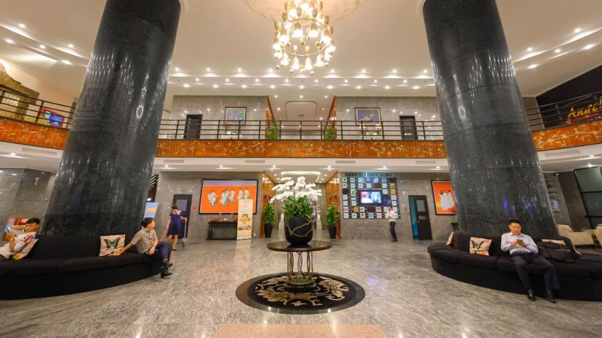 Phòng nghỉ tại Mường Thanh Luxury Sông Hàn với diện tích rộng và nội thất gỗ