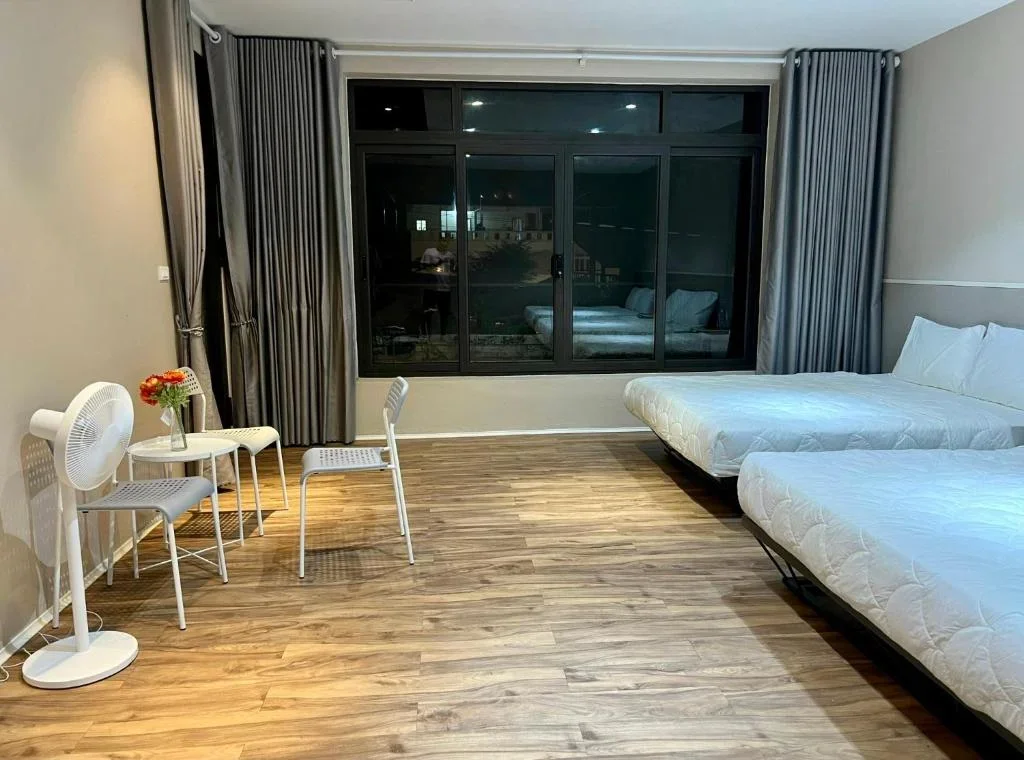 Nhân viên khách sạn Phoenix Minh Châu thân thiện và hỗ trợ khách nhiệt tình