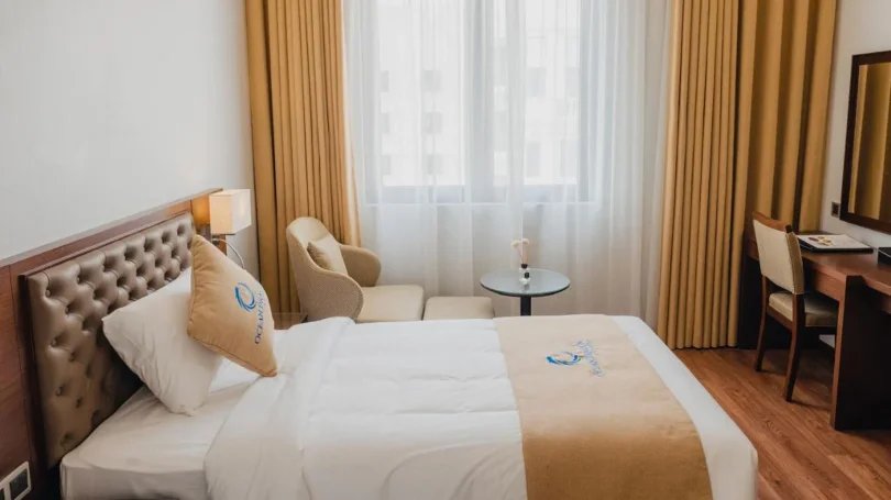 Phòng nghỉ Ocean Dragon Hotel giường lớn, nội thất hiện đại