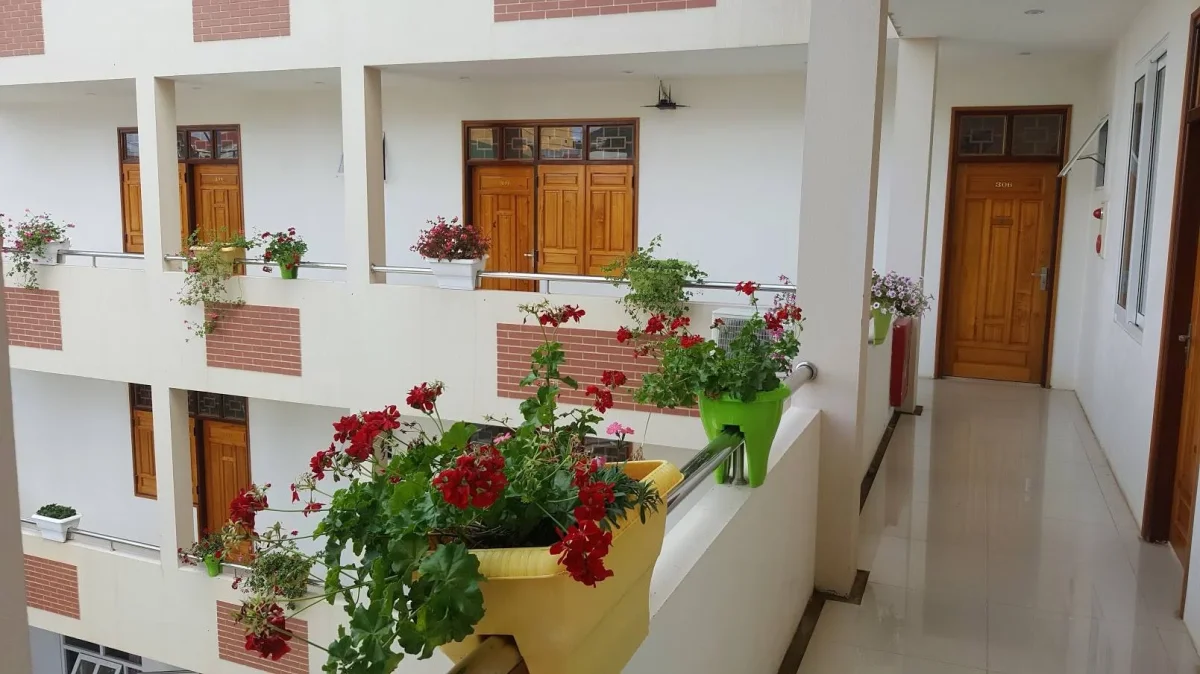 Phòng tắm Hoa Mộc Hotel Mộc Châu sạch sẽ, thiết kế đơn giản đúng phân khúc bình dân