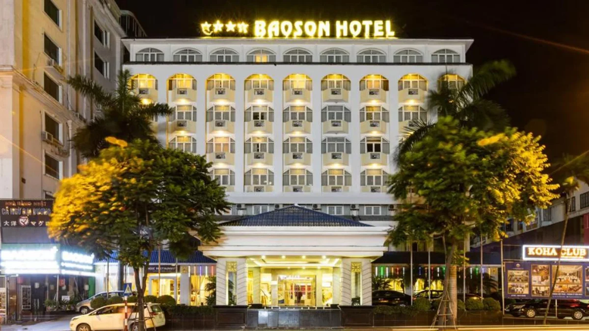 Nhân viên lễ tân AVS NOIBAI HOTEL hỗ trợ khách check-in