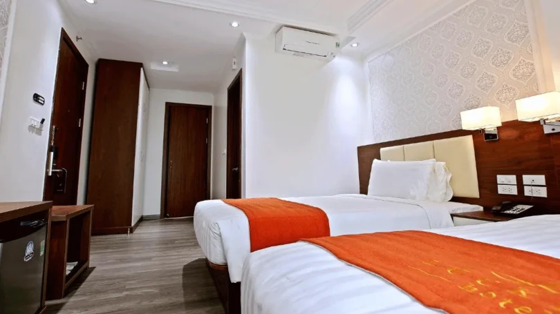 Hồ bơi ngoài trời của khách sạn, không gian thư giãn nhưng có thể cần được chăm sóc thêm.