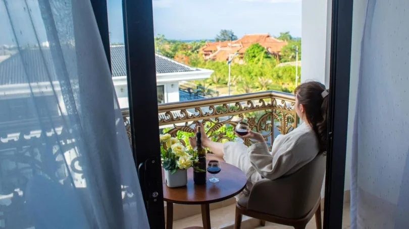 Nhân viên khách sạn Tân Trường Sơn Legacy nhiệt tình, thân thiện