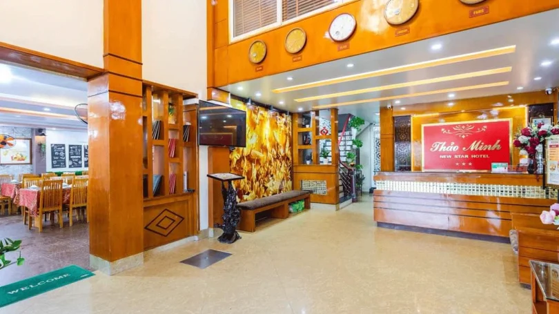 Khu vực ăn sáng tại Cat Ba Seoul 2 Hotel & Apartment với các món ăn đơn giản, gọn gàng