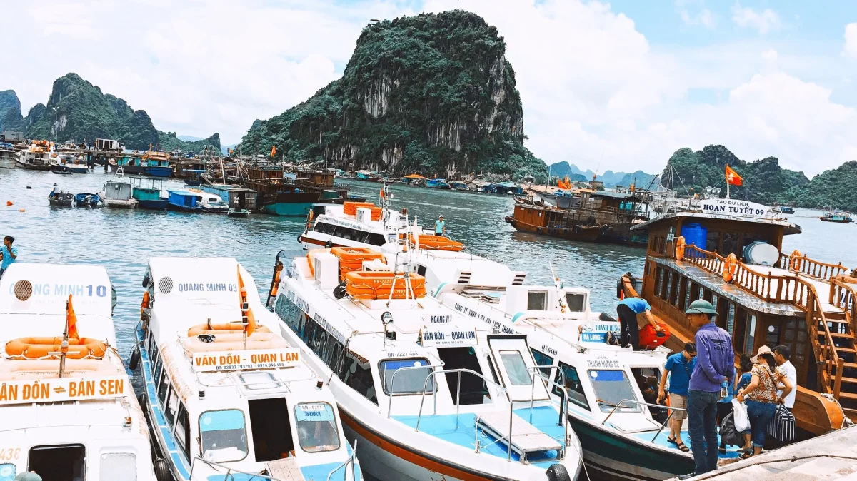 Khu vực thị trấn Cái Rồng – trung tâm di chuyển đi đảo Cô Tô và Quan Lạn