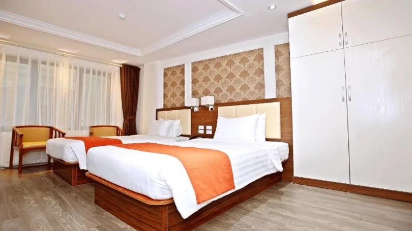 Một phần ăn sáng tại khách sạn với các món ăn đa dạng nhưng đôi lúc không đạt tiêu chuẩn.