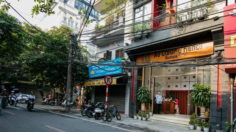 Rising Dragon Legend Hotel Đánh Giá 2026: Ở Phố Cổ Có Đáng Tiền? 5 Khu vực lễ tân và đội ngũ nhân viên thân thiện tại Rising Dragon Legend Hotel Hà Nội