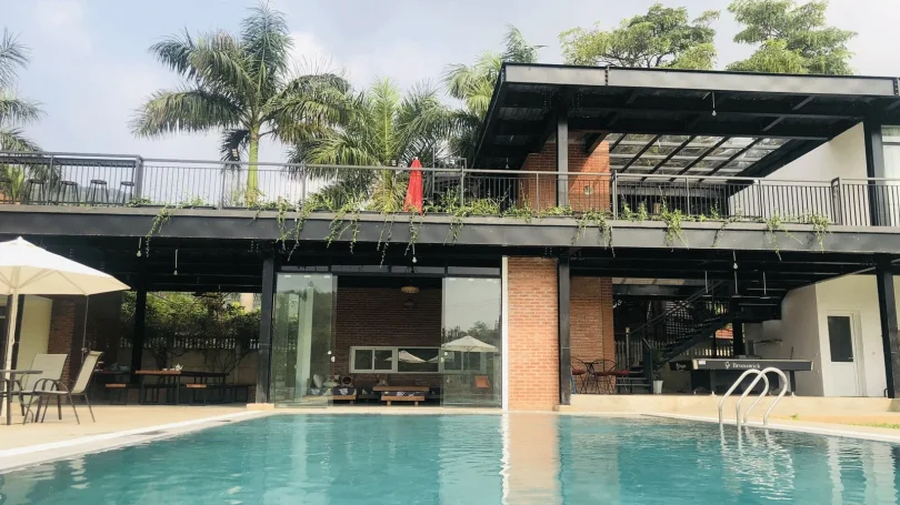 Hồ bơi ngoài trời tại The Homie Sóc Sơn phù hợp chụp ảnh và thư giãn