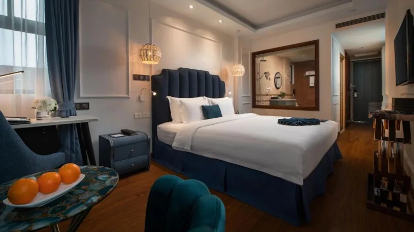 Không gian phòng ngủ tại Khách Sạn The Dahlia phù hợp khách lưu trú ngắn ngày