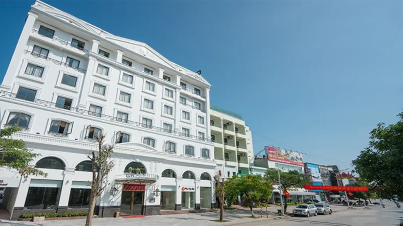 Hồ bơi tại Paradise Hotel Móng Cái, tuy nhỏ nhưng đủ để thư giãn sau một ngày dài tham quan.