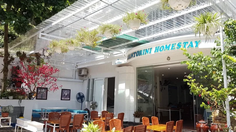 Nhân viên khách sạn phục vụ khách hàng với thái độ thân thiện, nhưng đôi khi cần cải thiện kỹ năng giao tiếp.