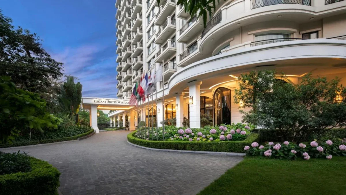 Khu vực lễ tân và nhân viên Elegant Suites Ha Hoi