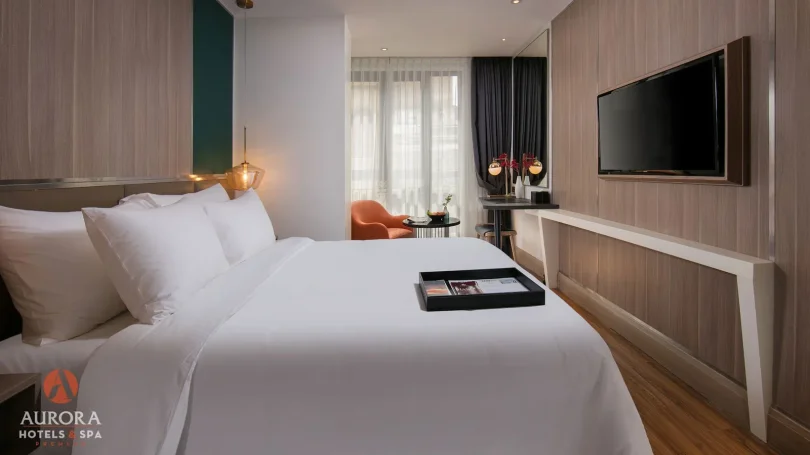 Phòng ngủ tại Aurora Premium Hotel & Spa với thiết kế boutique hiện đại, tông màu trung tính