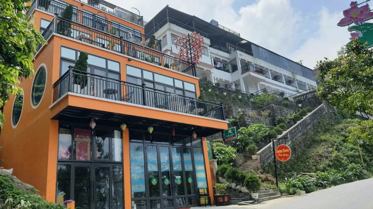 Khu vực lễ tân khách sạn quy mô nhỏ với phong cách phục vụ thân thiện