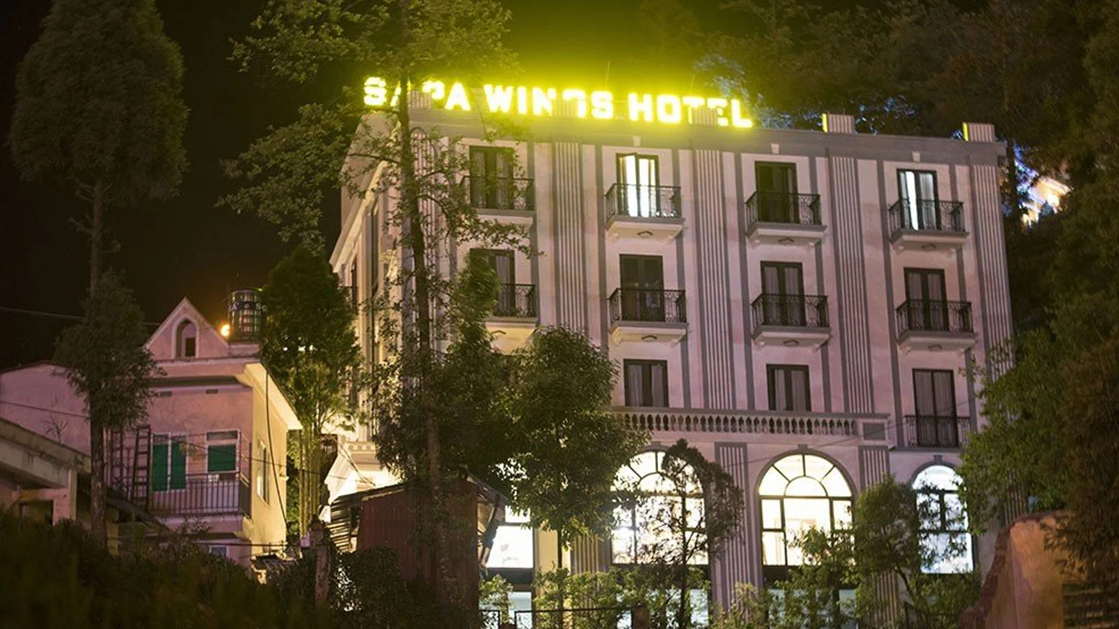 Quầy lễ tân Tạo Phượng Sa Pa Hotel với nhân viên thân thiện hỗ trợ khách