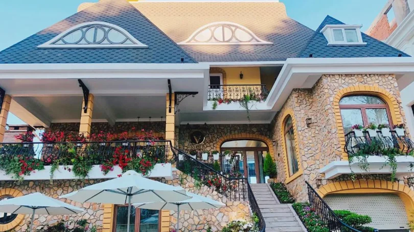 Phòng họp và không gian phục vụ khách công tác tại New Century Hotel