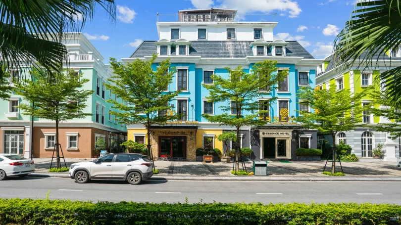 Khu vực lễ tân Ha Long Essence Boutique Hotel với nhân viên thân thiện