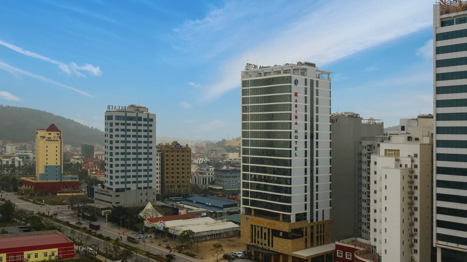 Khách sạn nằm gần các điểm du lịch chính, giúp du khách dễ dàng khám phá Hạ Long.