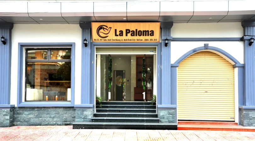 Bữa sáng tại Camellia Hotel với lựa chọn phong phú từ các món ăn Á đến Âu.