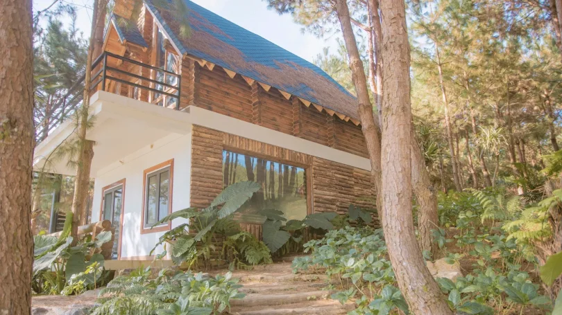 Khu lễ tân Khách sạn Vân Hồ với nhân viên thân thiện, hỗ trợ nhiệt tình