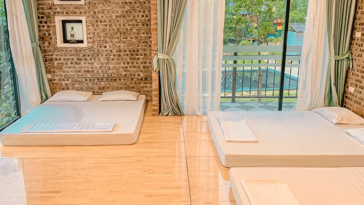 Không gian sân vườn rộng và nhiều cây xanh tại The Homie Sóc Sơn