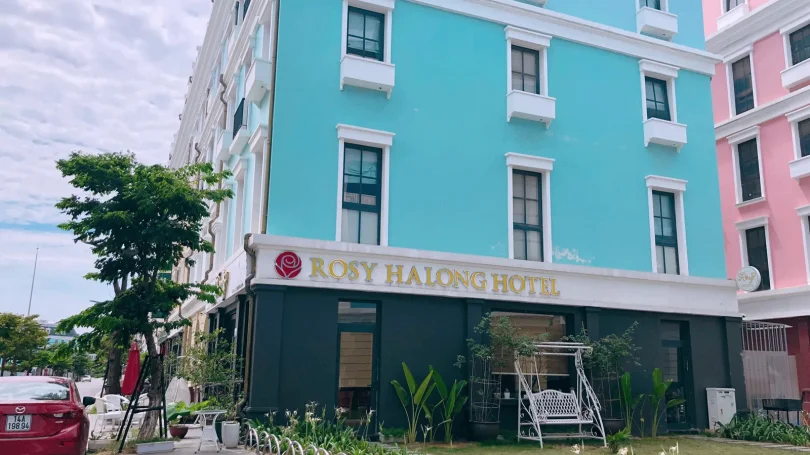 Phòng ngủ tiêu chuẩn tại Golden Quang Ninh Hotel với nội thất cơ bản