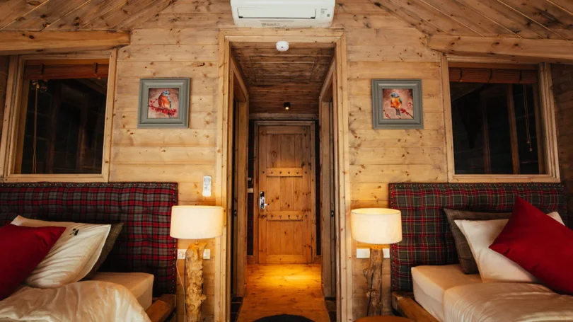 Review Amaya Home Sóc Sơn 2026: Retreat Rừng Thông Đáng Ở Hay Chỉ Để Check-in? 4 Phòng nghỉ Amaya Home thiết kế mộc mạc với cửa kính lớn