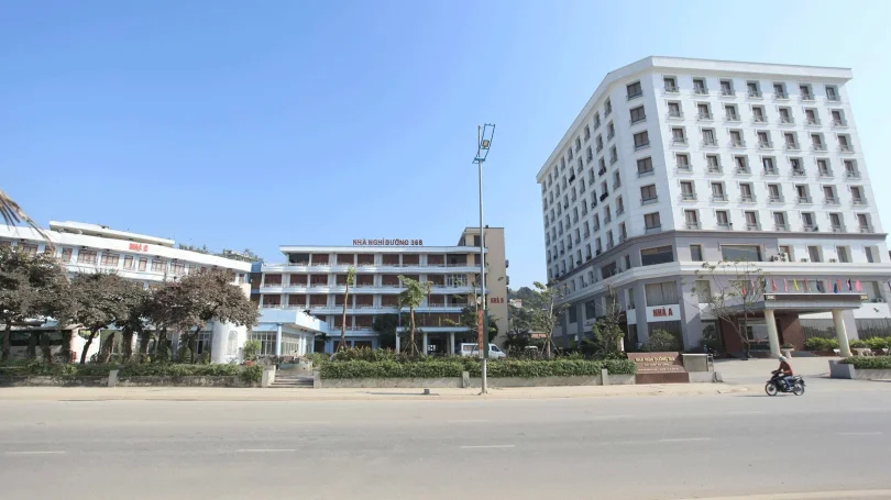 Phòng nghỉ AZURE BAY HOTEL thiết kế hiện đại, gọn gàng, phù hợp nghỉ ngắn ngày