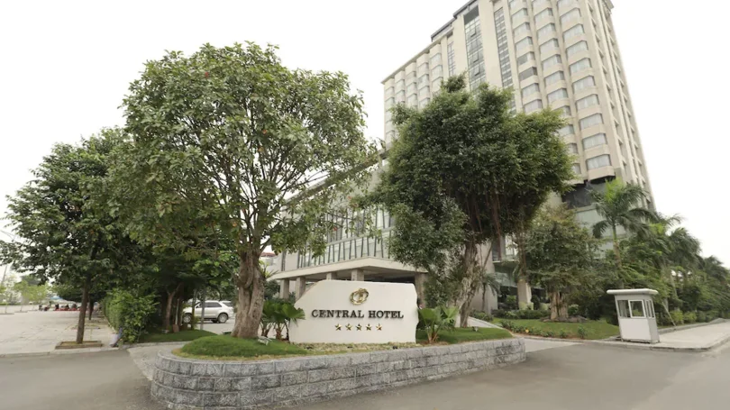 Nhân viên tại khách sạn Mường Thanh Thanh Hóa luôn nhiệt tình và sẵn sàng hỗ trợ khách hàng.